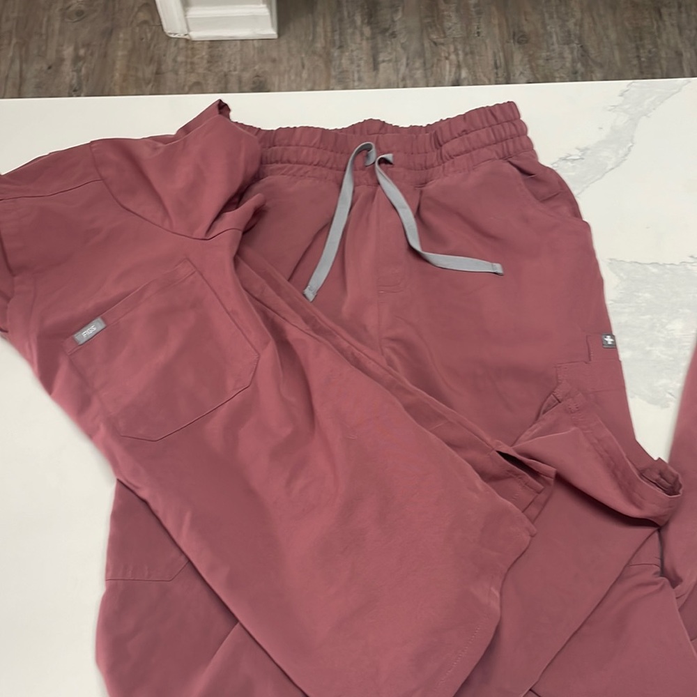 COPY - FIGS Catarina scrub top size S. Yola high waisted pants SMALL TALL.